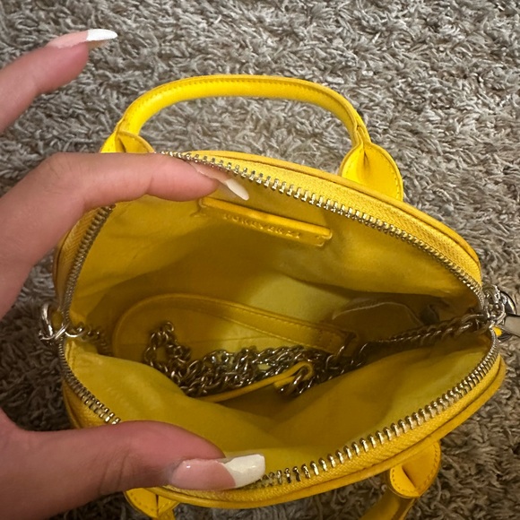 Yellow shoulder bag with silver hardware and zipper closure. - Picture 4 of 6